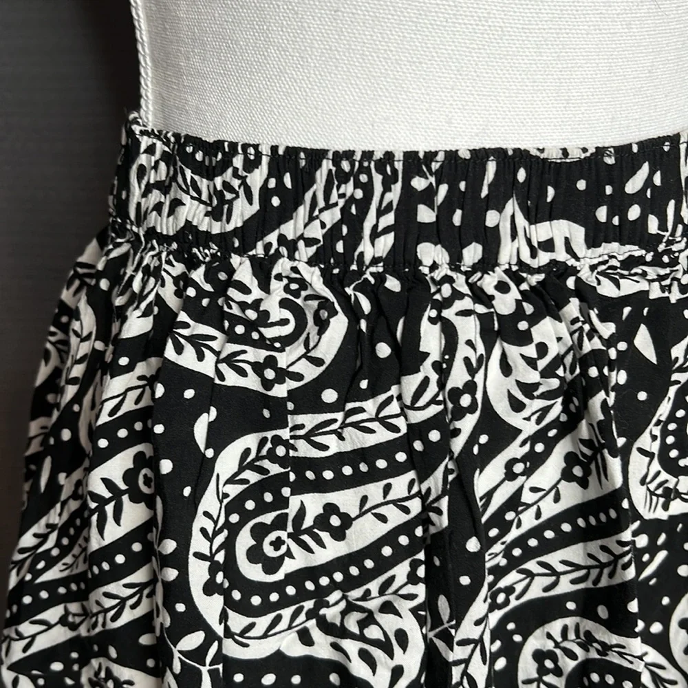 AMERICAN EAGLE MEDIUM B&W PAISLEY MINI SKIRT - Picture 3 of 5